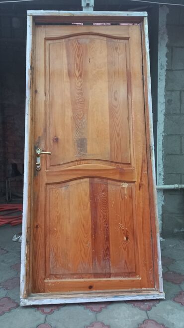 куплю дверь бу: Дверь деревянная 
2000 сом (цена договорная)