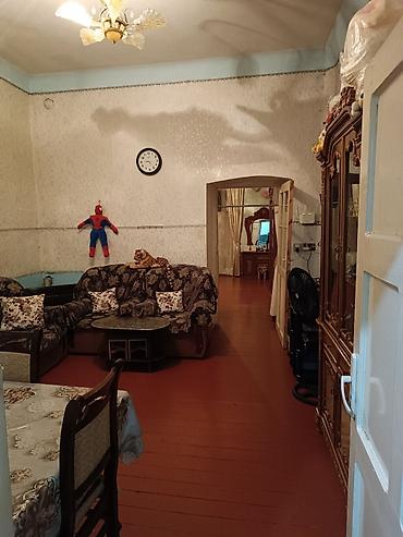 bayilda ev: 55 kv metr sahesi olan bina evinin 1ci mərtebəsi 2otaqlı ev.Heyetde — 7