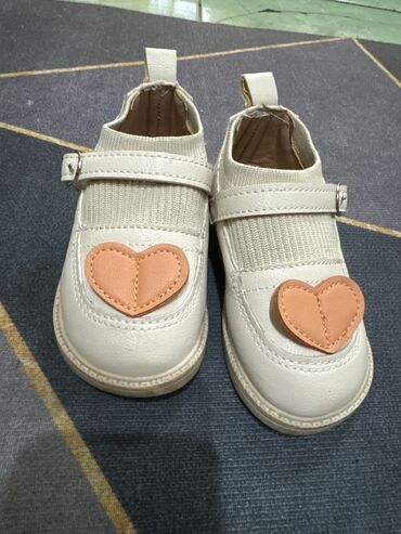 туфли женские белые: Детские туфли, размер 22, для 1-2г, почти новые. Размер не подошел