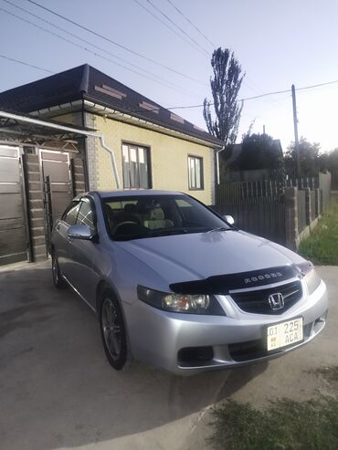 авто лизинг рассрочка: Серебристый седан Honda Accord, оснащенный литыми дисками. Автомобиль