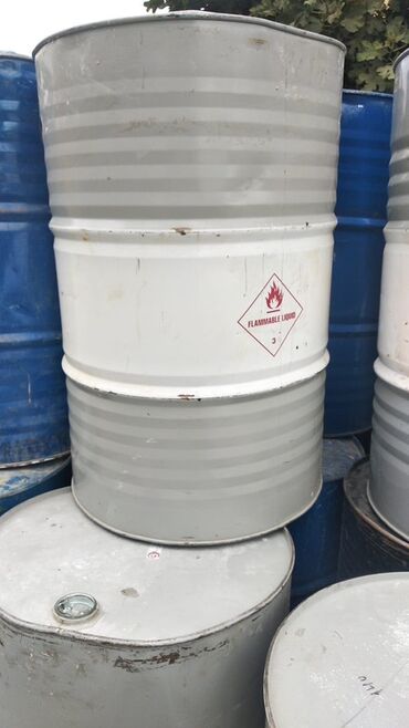 Vauxhall: Metal çən/barrel-lar (200 litr) - Həcm: təxminən 200 L standart polad