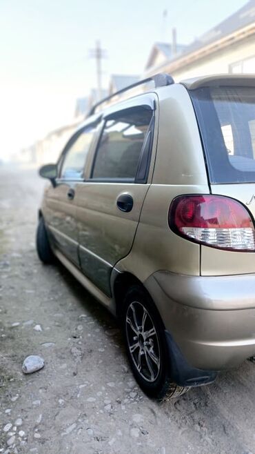 Другие автомобили: Компактный 5‑дверный хэтчбек. Кузов и салон: - Золотистый цвет — 13