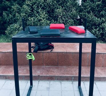 манекен для борьбы: Стол для армрестлинга, предназначенный для тренировок и соревнований