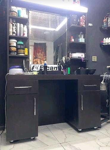 компьютерный и письменный стол: Bərbər/salon iş stolu və güzgü vitrini Berber salonu üçün şkaf — 2