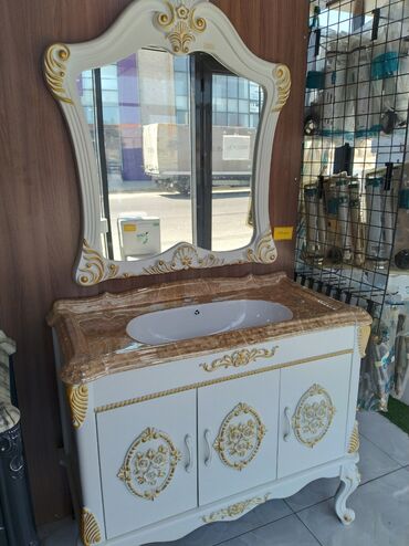 Çanaqlar, tülpanlar: Ağ rəngdə klassik üslubda hamam mebeli dəsti. Dəstə mərmər naxışlı