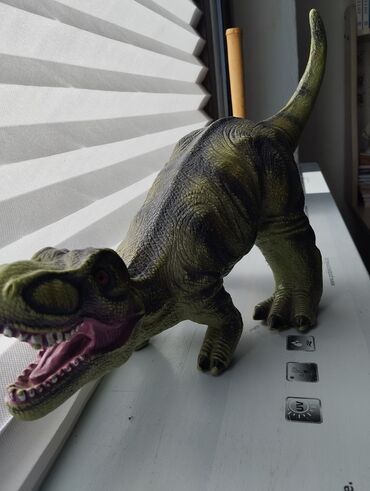 каска детская: Продаются большие игрушки (Динозавры) в хорошем состоянии