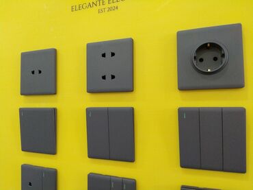 Təmir və tikinti: Divar üçün nəzərdə tutulmuş boz rəngli elektrik açarları və rozetkalar