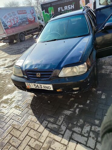 новые шины: Представлен универсал Honda Orthia темного цвета. Автомобиль оснащен