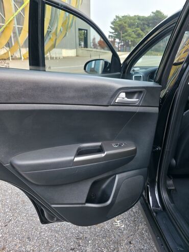 Другие детали кузова: Кроссовер (черный) — 5‑дверный, просторный багажник и салон. Основные — 2