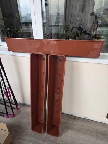 настенные цветы: Длинный пластиковый ящик для цветов с креплениями на перила/балкон. -