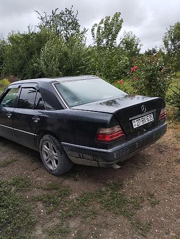 bmw f10 lip: Mercedes-Benz E 220: 2.2 l | 1995 il Sedan — 4