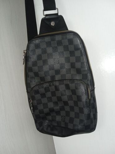 рюкзак для фотоаппарата: Сумка-слинг Louis Vuitton с шахматным узором Damier Graphite. Имеет