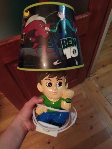 masaustu lampa: Ben 10 personajı ilə bəzədilmiş uşaq otağı üçün stolüstü lampa. Lampa