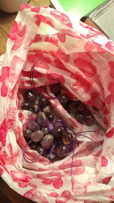 Muncuqlar: Qolbağlar təbii daşlardan. qiymət daşa və ölçüyə gorə. Muncuq dəsti – — 10