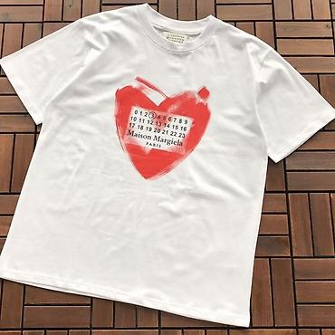 Kişi geyimləri: Maison Margiela qısaqol t‑shirt - Model: Ön hissədə qırmızı ürək — 1