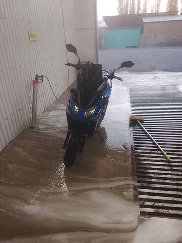 японские скутеры: Макси-скутер 180 куб. см, Бензин, Б/у