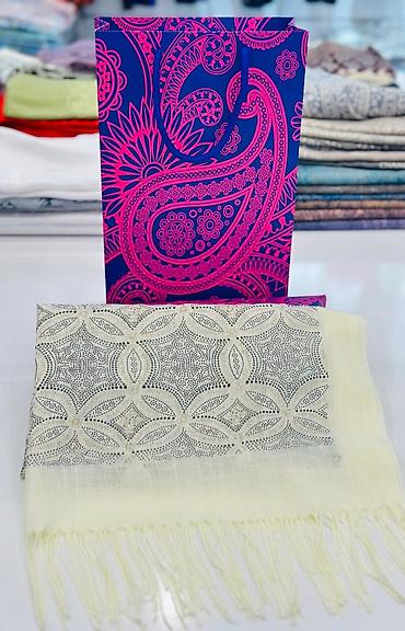 Baş geyimləri: Şarf qutuda - Brend: Louis Vuitton – monoqram naxışlı, təmtəraqlı — 10