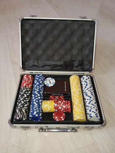 Настольные игры: Сдаю набор для игры в покер. Пластиковые карты, фишки в кейсе