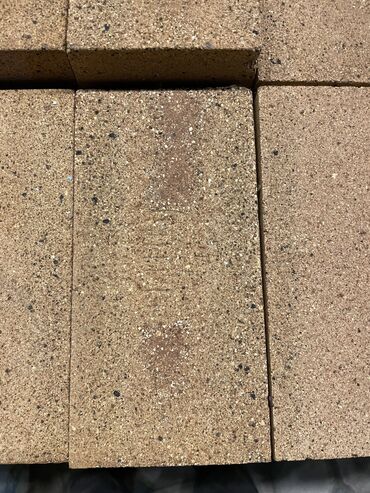 beton satisi: Dekorativ daş, Ünvandan götürmə