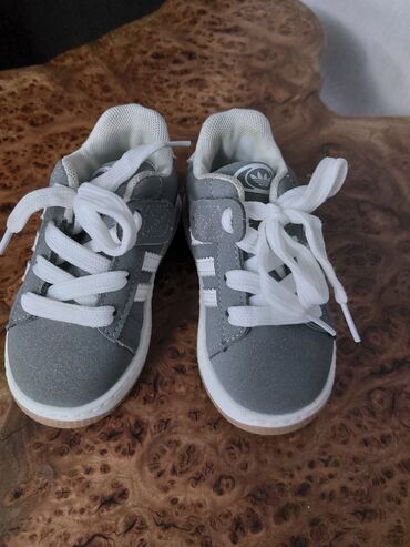 мужские спортивные костюмы адидас: Детские кроссовки Adidas серого цвета, украшенные классическими тремя