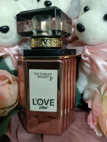 Parfemi: Crna bočica parfema Versace Crystal Noir sa fasetiranim čepom u obliku — 25