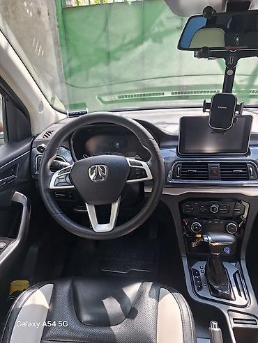 changan uni z təkər: BAIC wevan – qəhvəyi metalik rəng Xüsusiyyətlər: - Kuzov: 5 qapılı — 8