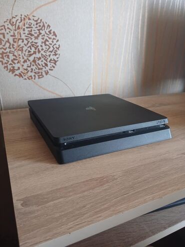 PS4 (Sony Playstation 4): Sony PlayStation 4 slim 500gb yaddaş içinde bir çox oyunlar var