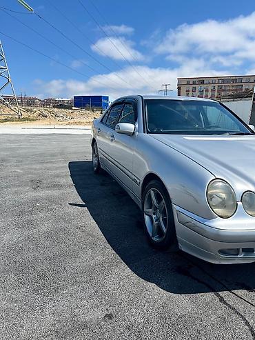 mercedes 180 b: Mercedes-Benz E-Class sedan (W210), gümüş rəng. Əsas xüsusiyyətlər: - — 4