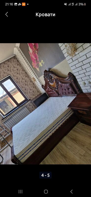 деревянный кровать: Элегантная двуспальная кровать из дерева, выполненная в классическом