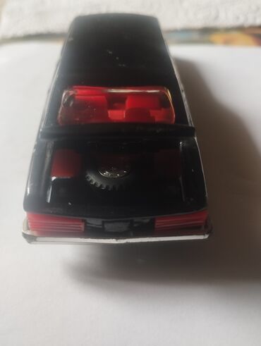 Musiqi alətləri: Kolleksiya üçün metal oyuncaq avtomobil modeli - Korpus: qara rəngli