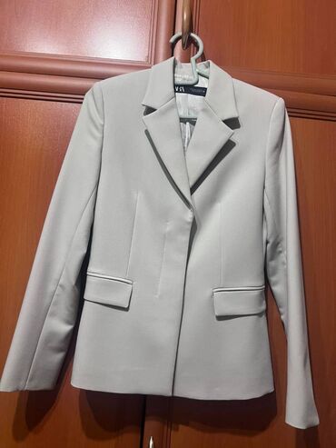 Bentley: Zara pencək 100 azn (Yeni)
xs (34)
geyinilmiyib