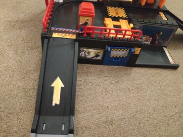 Igračke: Prodajem rasklopivu javnu garazu, u dobrom stanju, velicine 27 x — 10