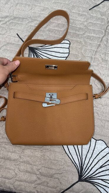 купить сумку шанель оригинал бу: Кожаная сумка! В идеальном состоянии! Имеется короткие ремешок и как