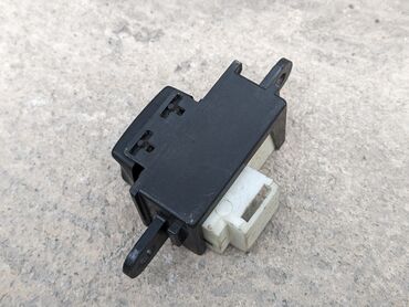 Другие детали салона: Кнопка люка Митсубиси. Оригинал б/у, из Германии, привозной. Подходит — 10