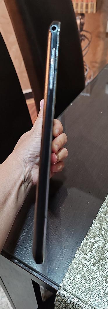 Tableti: Samsung Galaxy Tab – 10.1” Android tablet - Ekran: približno 10.1 — 4