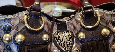 Torbe: Gucci. Fantastična.

Bez ikakvih nedostataka.
45cm x 28cm x 10cm — 4