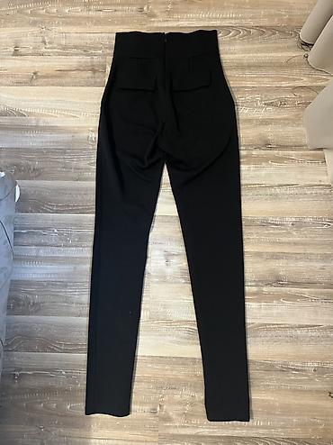 Pantalone: Elegantne ženske pantalone visokog struka u crnoj boji, kroj uskih — 2