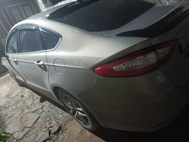 Ford: Ford Fusion SE sedan - Kuzov: 4 qapılı sedan, gümüşü rəng - Mühərrik — 4