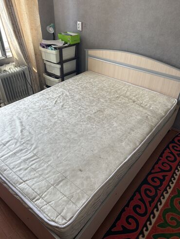 Двуспальные кровати: Двуспальная кровать, Б/у, С матрасом, Дерево, длина - 200 см