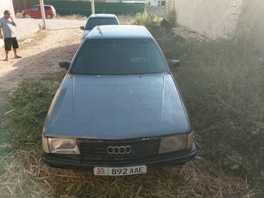 передний бампер k5 20019: Седан Audi 100 с характерным дизайном кузова. Автомобиль оснащен