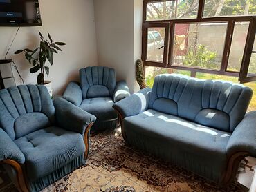 угловой диван с столом: Гарнитур для зала, цвет - Голубой, Б/у