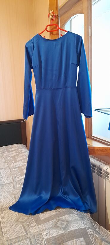 don modelləri 2023: Zərif mavi rəngdə uzun ziyafət/libas paltarı - Model: Sadə, minimal