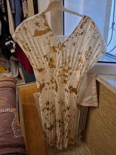 Gündəlik donlar: Ağ rəngdə, qara çiçək naxışlı, uzunqol qadın midi donu. Donun V — 7