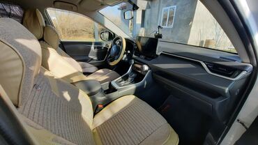 Toyota: Toyota RAV4 – ağ rəngli, modern dizaynlı krossover/SUV. Xarici: - — 3