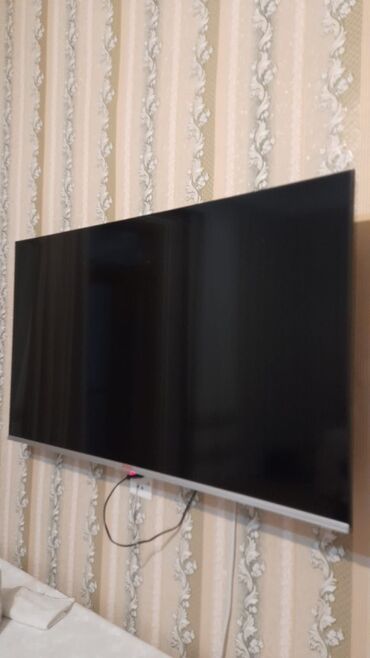 Mətbəx texnikası: Satılır: Divara quraşdırılmış düz ekran TV və 3 qapılı şkaf TV: -