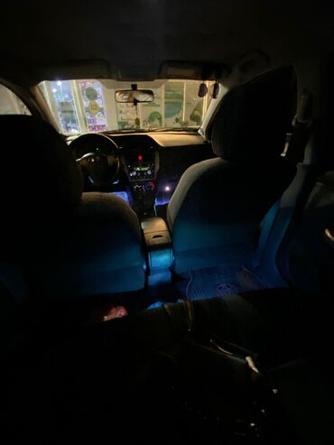 Digər avtomobillər: Boz rəngdə olan bu avtomobil rahat idarəetmə və funksionallıq təklif — 2