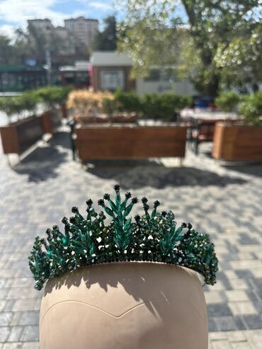 детский карнавальный костюм снегурочки: Yaşıl bəzəkli tac/diadem - Material: parlaq şüşə/kristal muncuqlar və