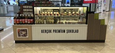 Stend vitrinləri: Şirniyyat və içki çeşidlərinin sərgiləndiyi vitrin. Vitrində müxtəlif