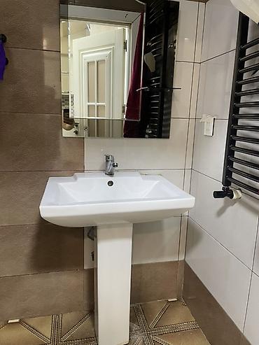 hamam dolapları: Ayaqlı moydadır və güzgü dəsti satılır. Tərkibi: - Ağ rəng ayaqlı — 1