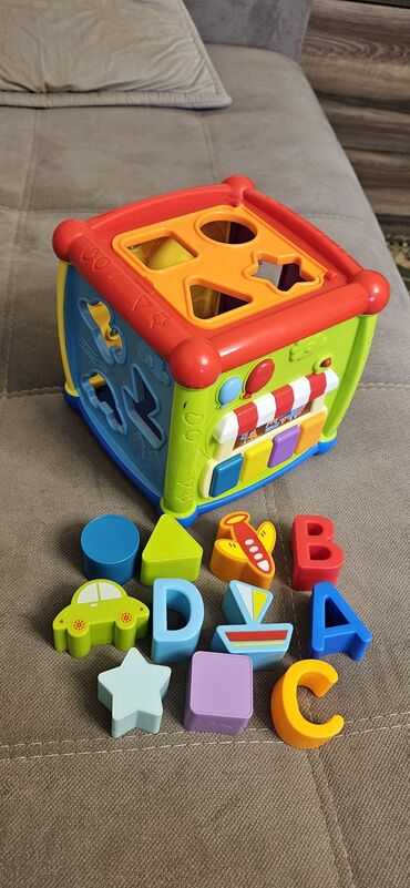 развивающие игрушки до года: Продаю б.у. Игрушку «Умный кубик» разработана специально для малышей